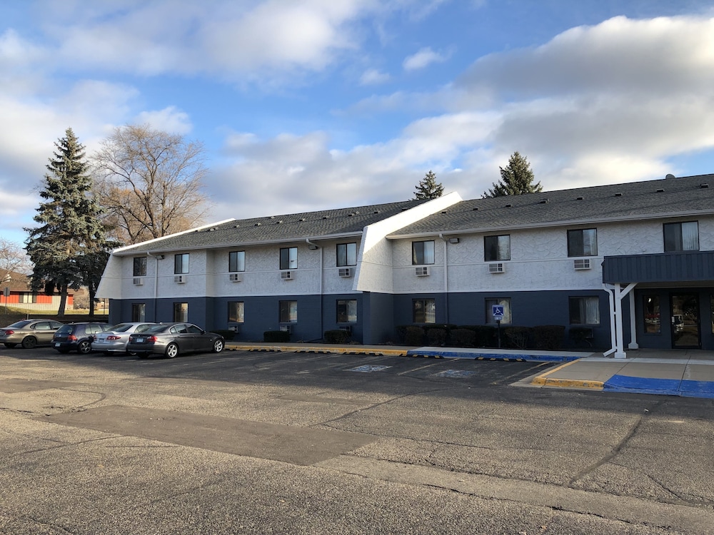 Burnsville Inn & Suites (ex Americas Best Value Inn-Burnsville/Minneapolis) 1/36