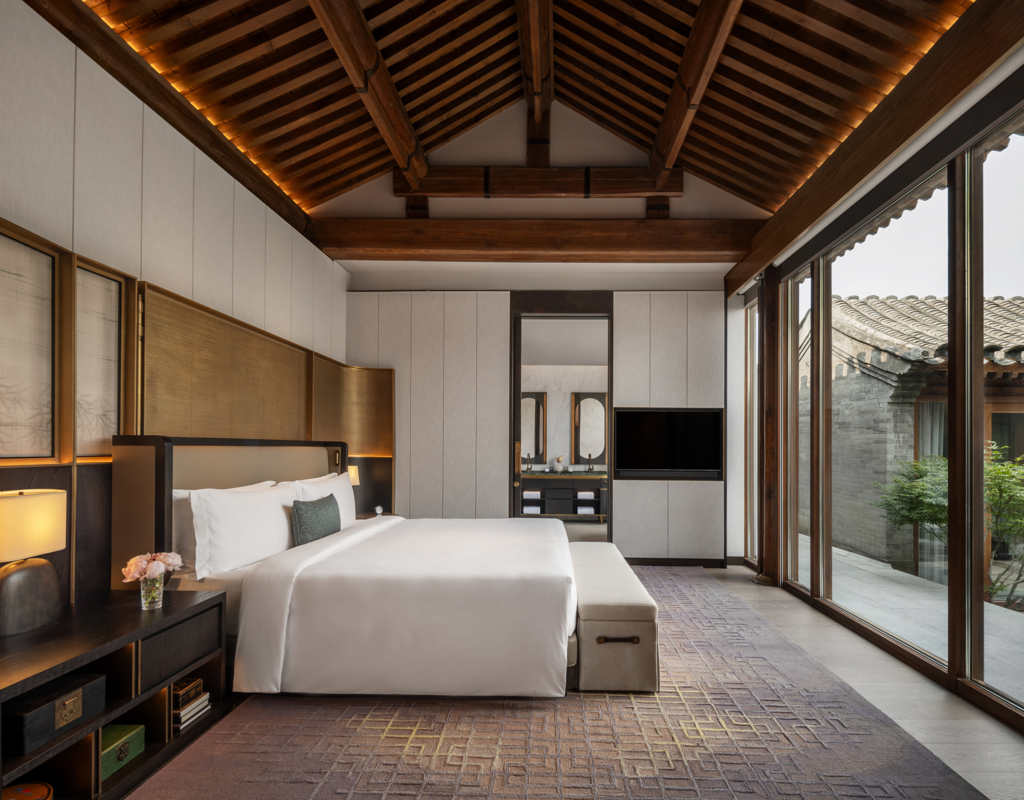 Mandarin, Courtyard