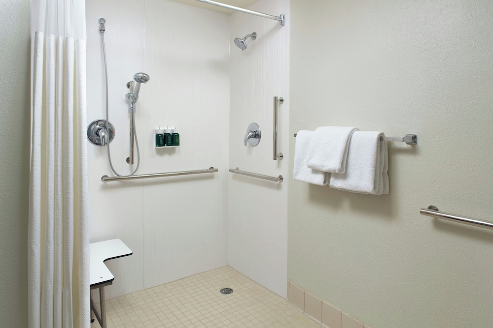 Courtyard by Marriott Greensboro 18/18