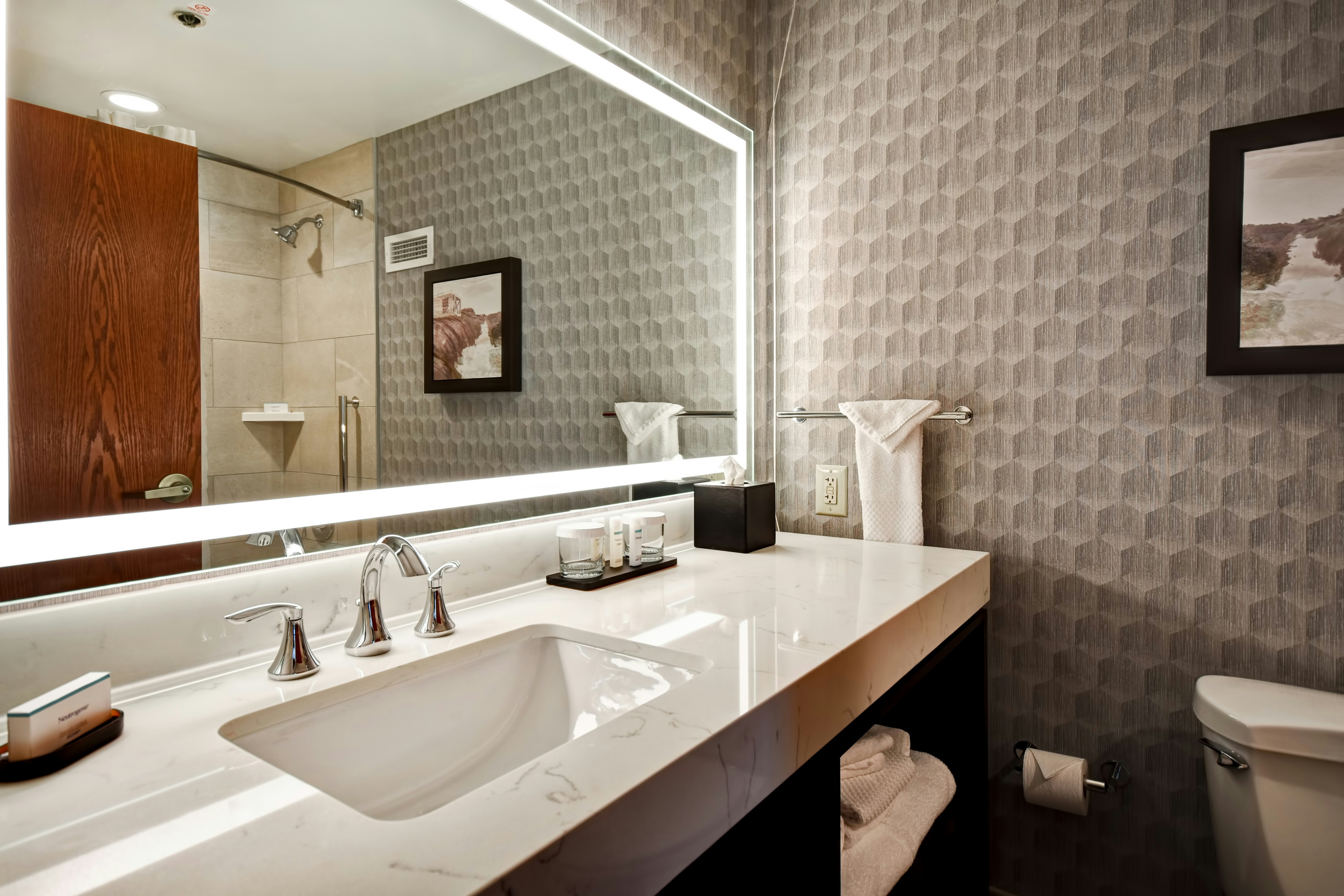 غرفة أساسية بسرير كينج، Embassy Suites Little Rock 3/4