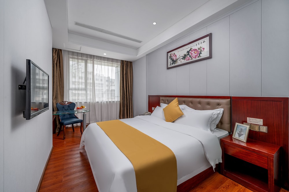 SUPERIOR KING BED ROOM