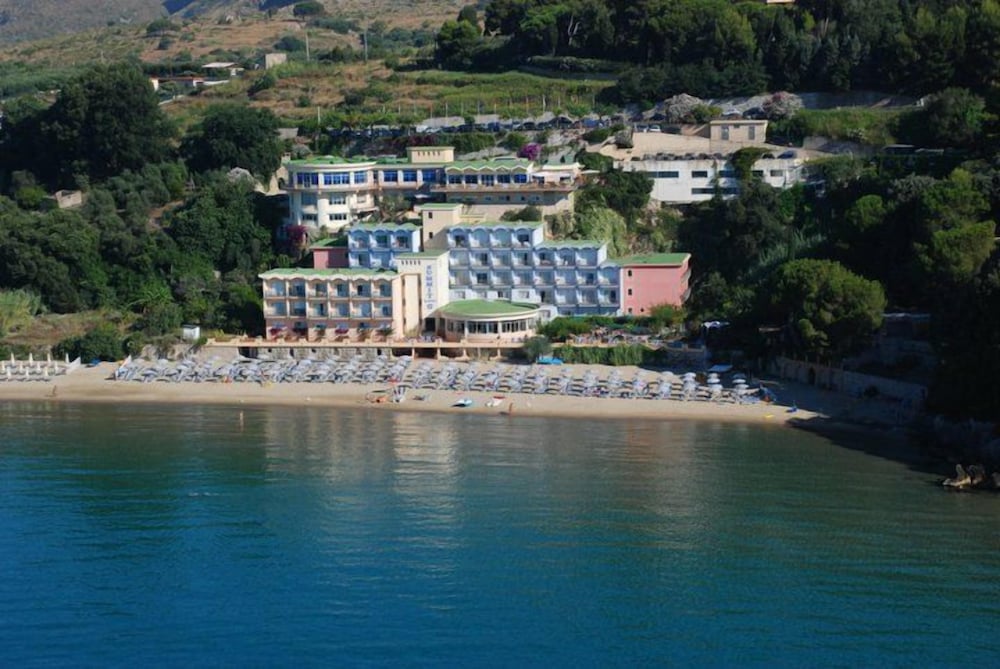 SUMMIT HOTEL 64/70