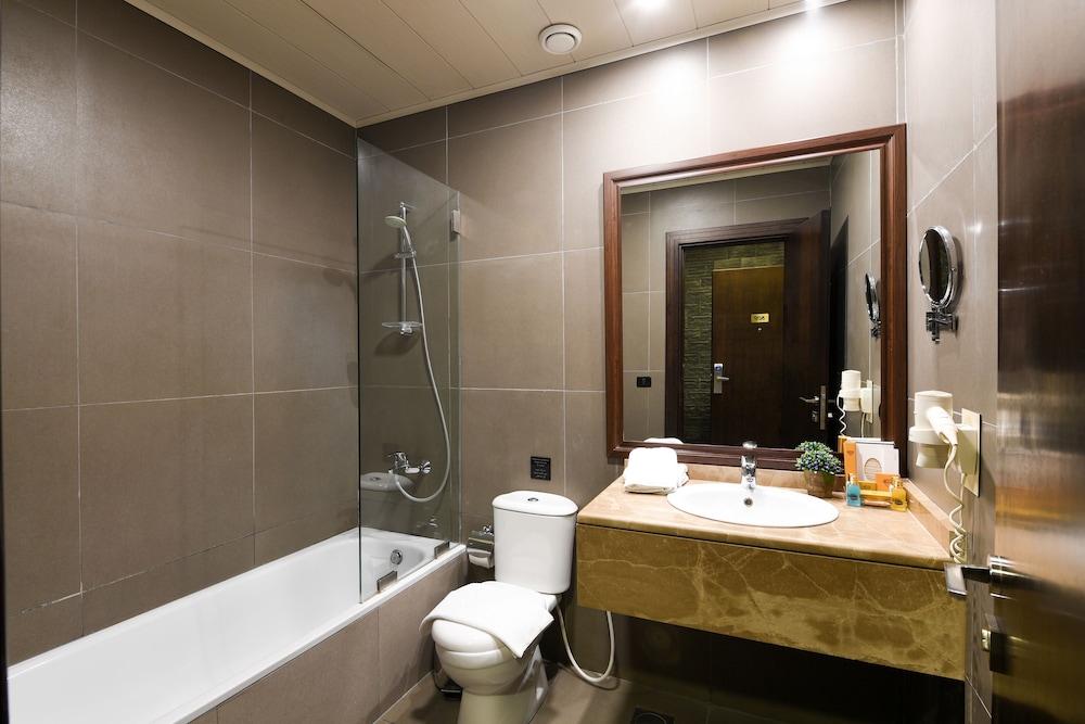 Reston Hotel, Jounieh 34/35