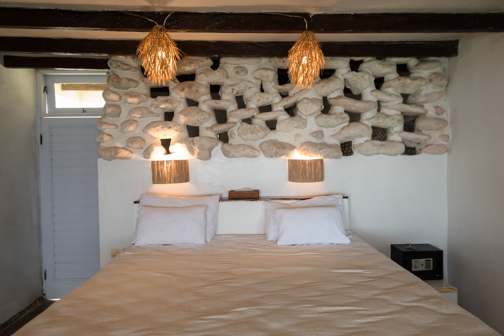 Rock 'N Reef Hotel 44/66