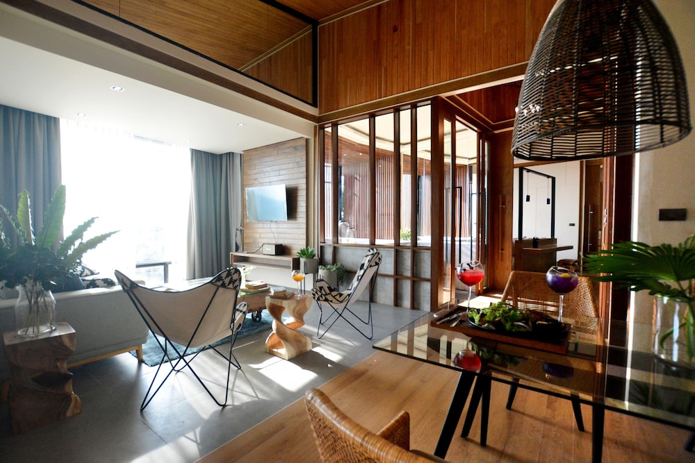 The Cabin Beach Resort 49/63