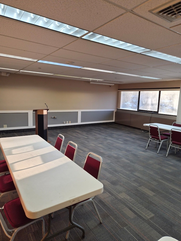 Alex Hotel and Suites Anchorage Airport 54/66