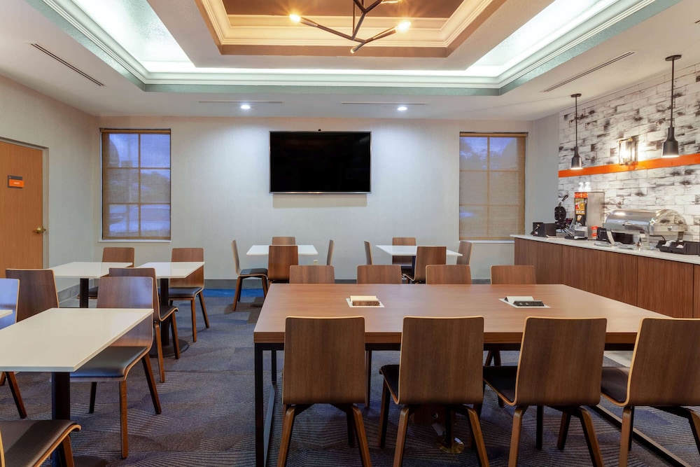 Sleep Inn & Suites St Petersburg Gateway 35/40