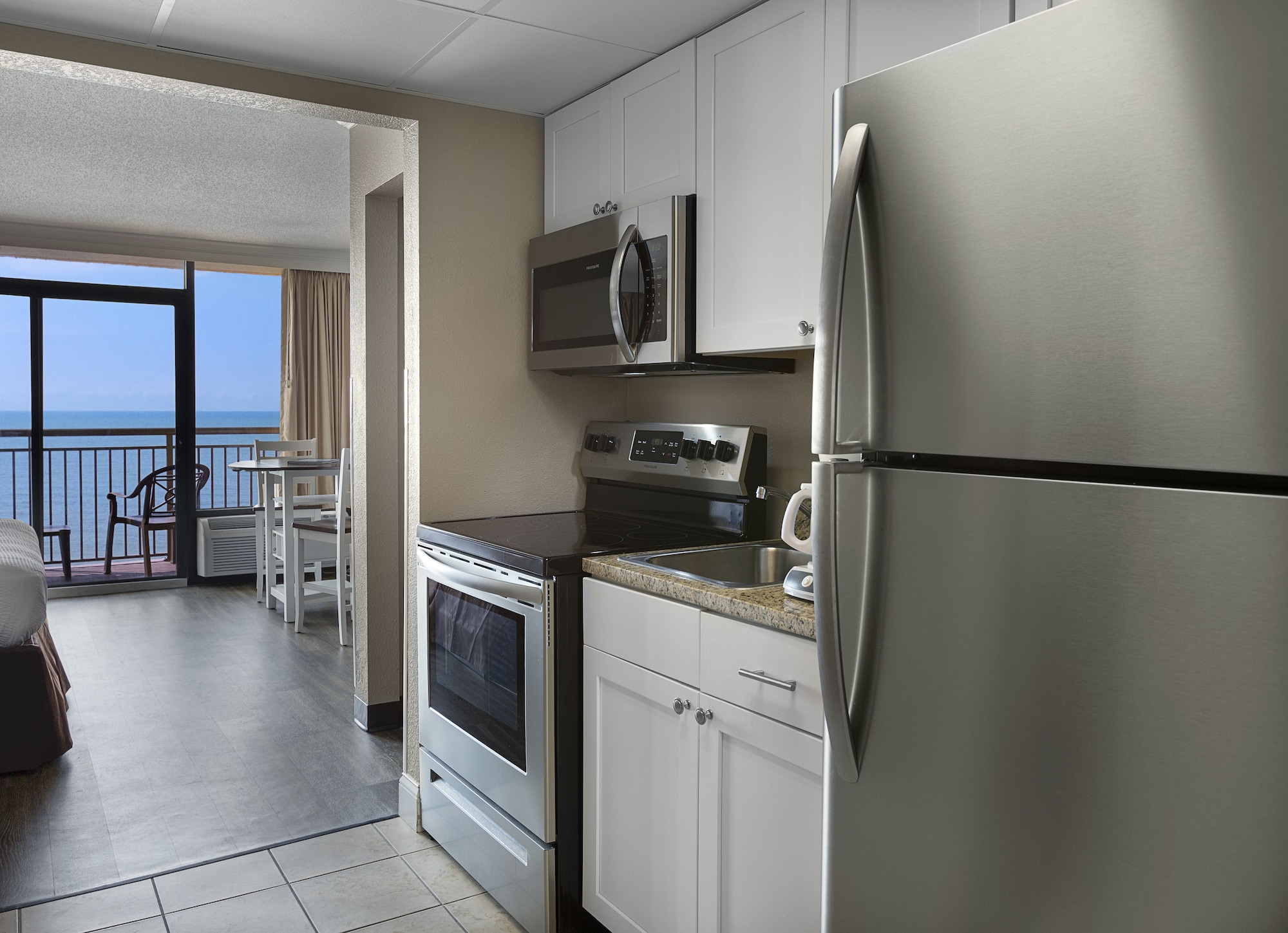 Efficiency, King Bed, Ocean Front، The Caravelle Resort 8/8