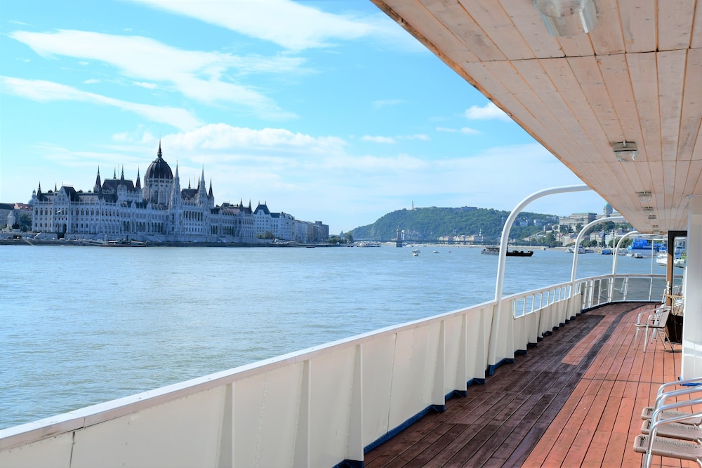 Grand Jules Boat Hotel 30/33