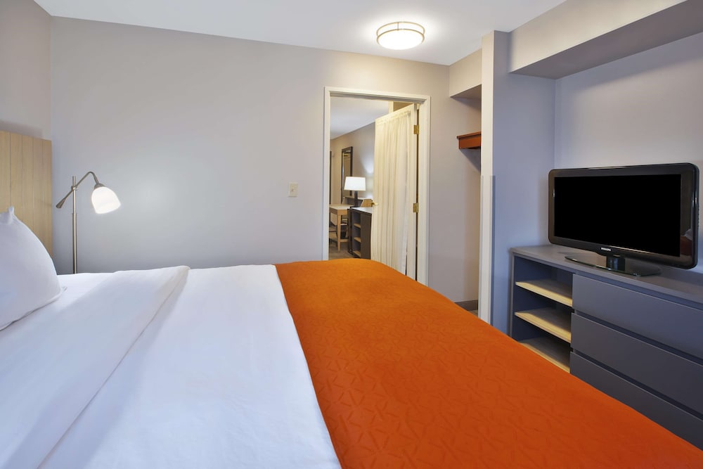 Country Inn and Suites By Radisson Big Rapids MI 16/30