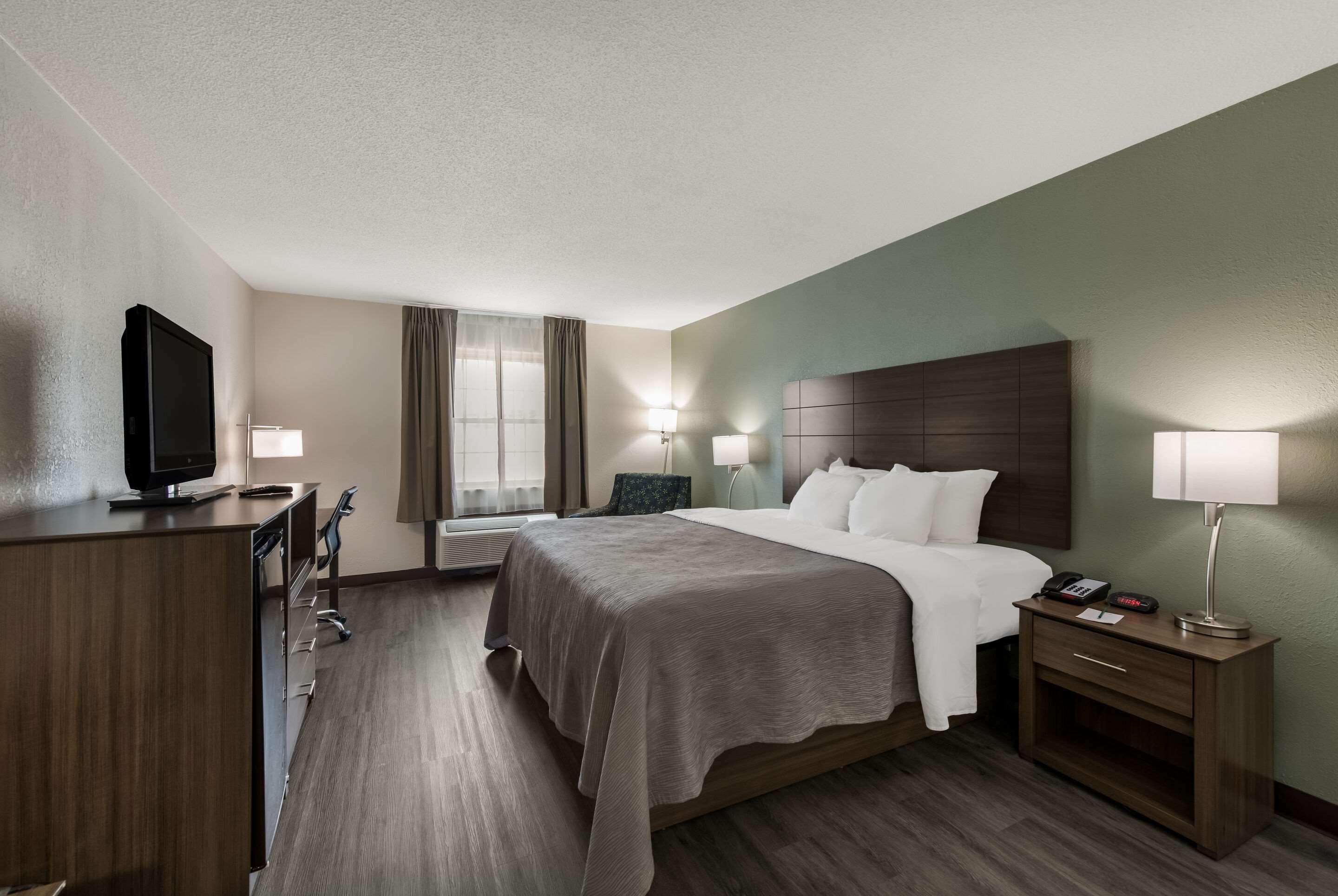 SUITE, KING BED