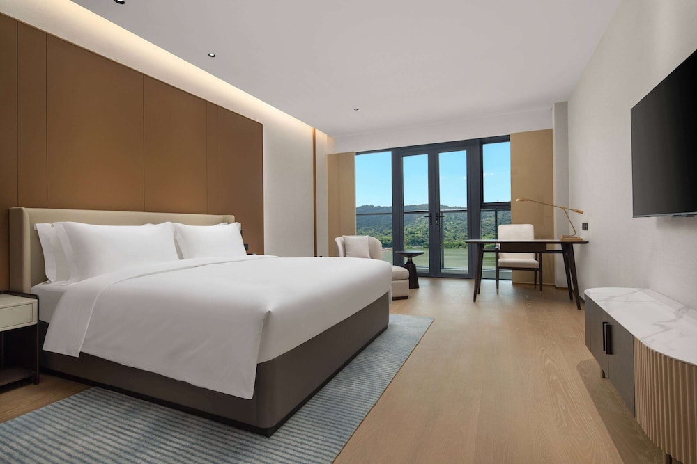 DELUXE, KING BED, LAKE VIEW
