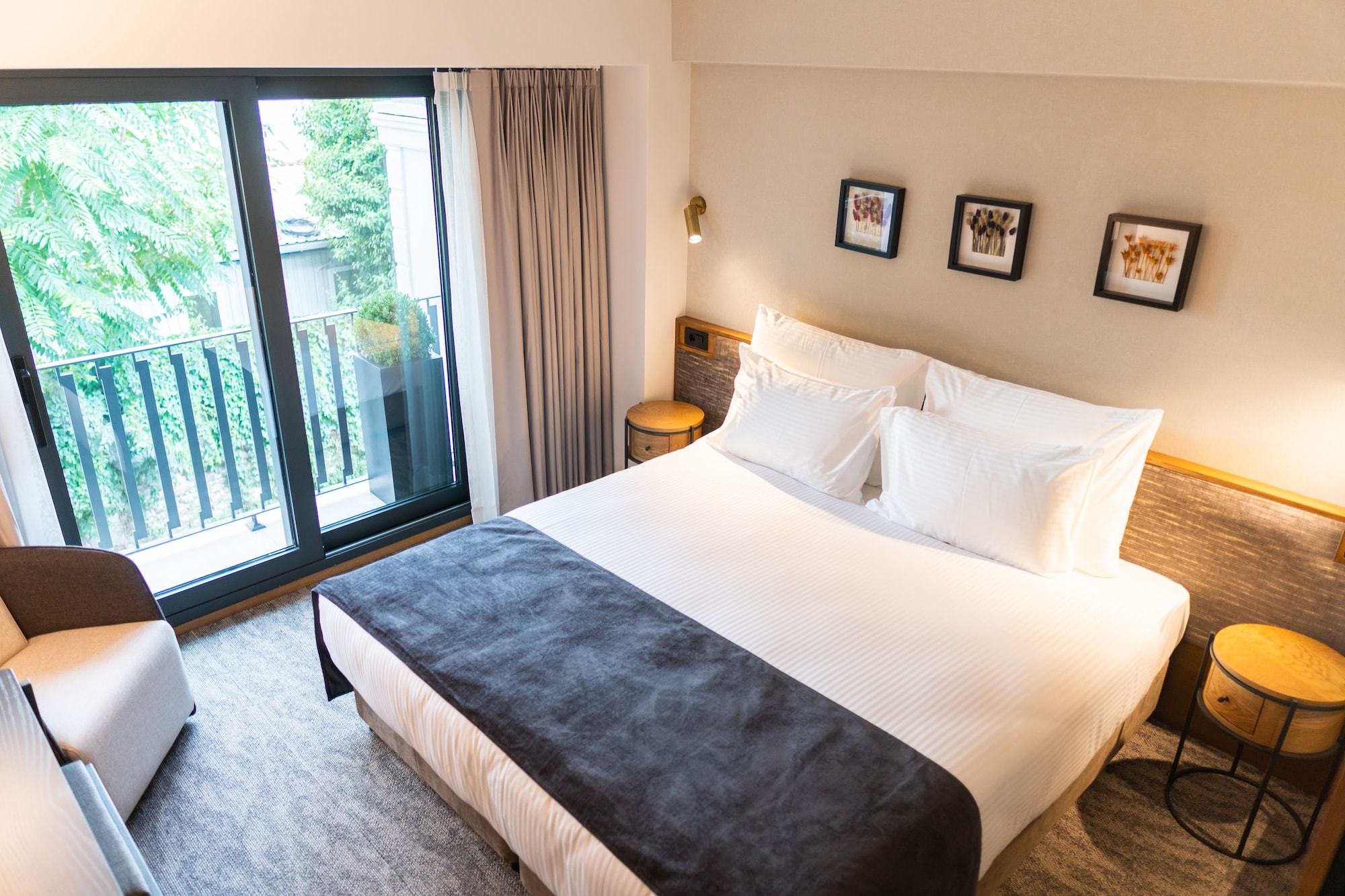 STANDARD, DOUBLE OR TWIN BED, CITY VIEW