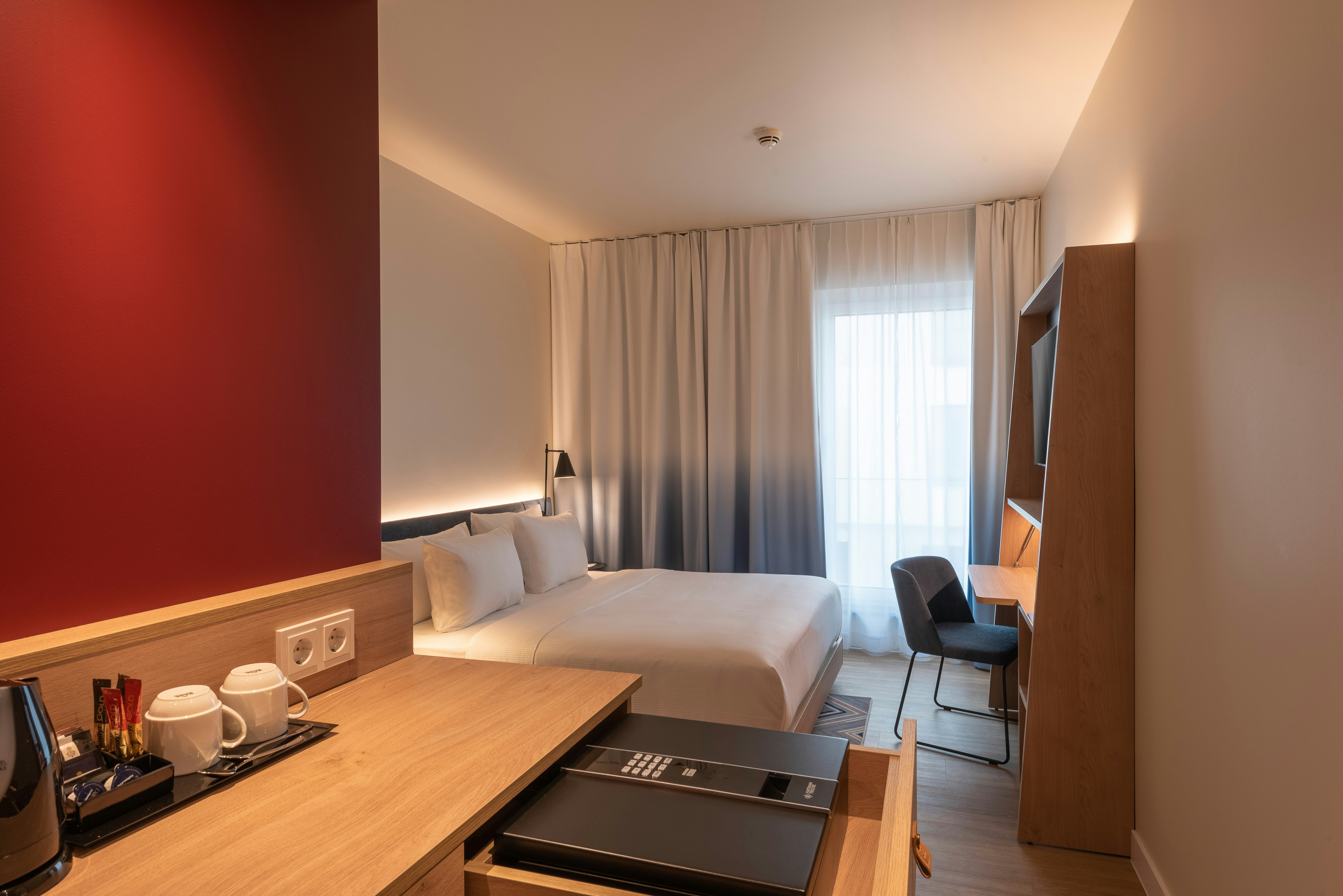 ROOM, QUEEN BED, ACCESSIBLE