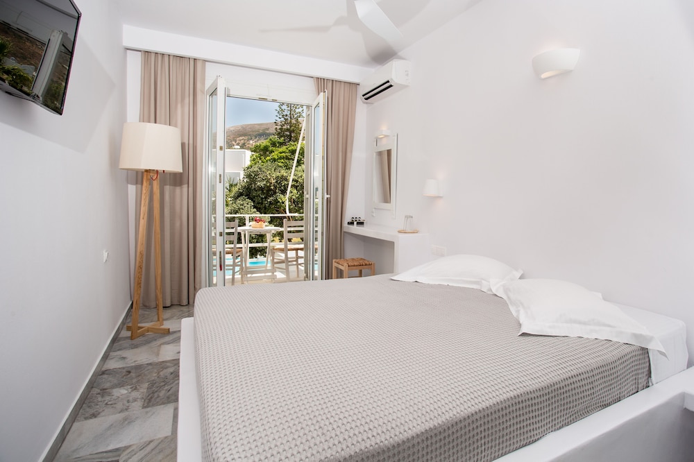 Polos Hotel Paros 36/90