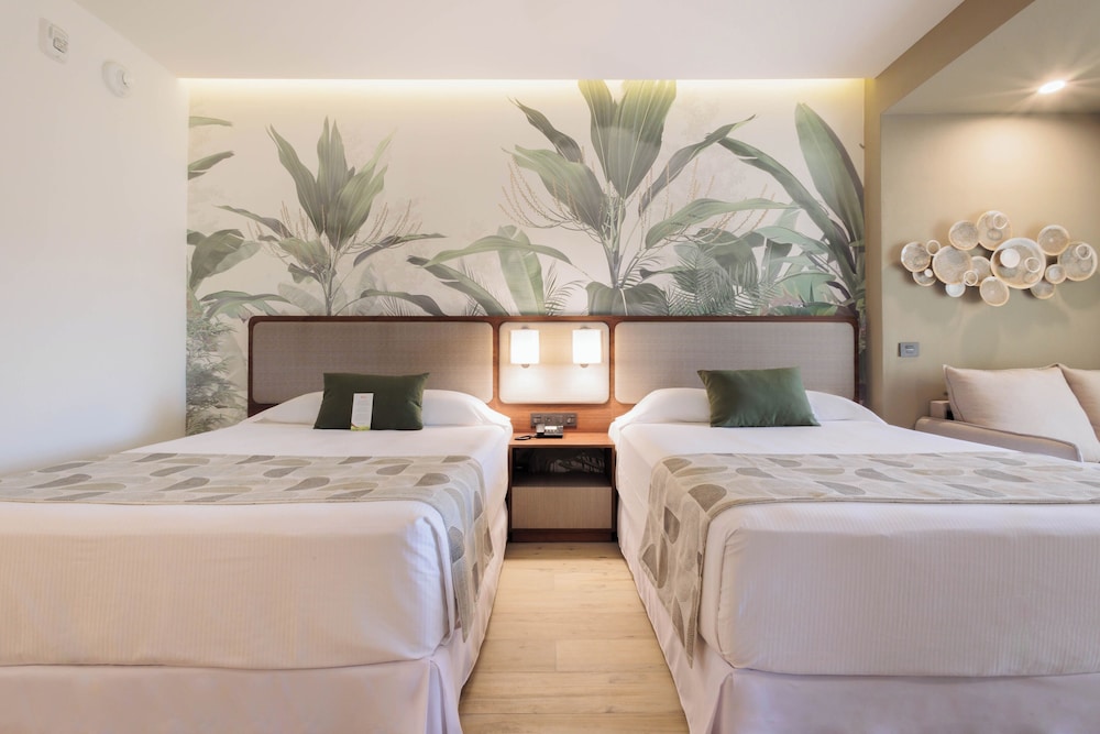 غرفة سوبيريور عائلية بإطلالة على المسبح بغرفتي نوم، RIU Guanacaste All Inclusive 3/4