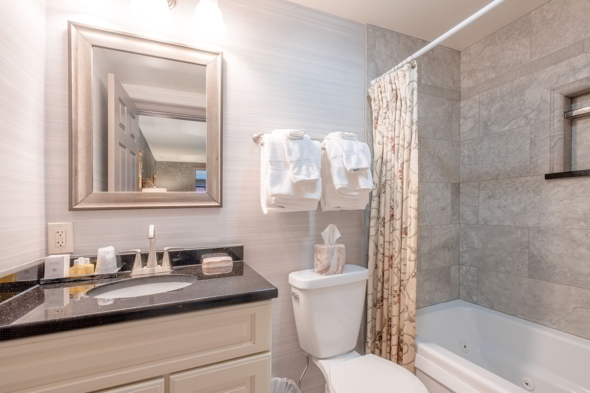 Saxon, Suite, King Bed، The Red Coach Inn 3/3