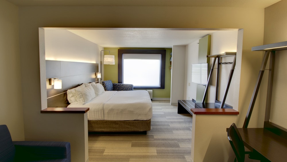 Holiday Inn Express Suites Sioux Center 19/68