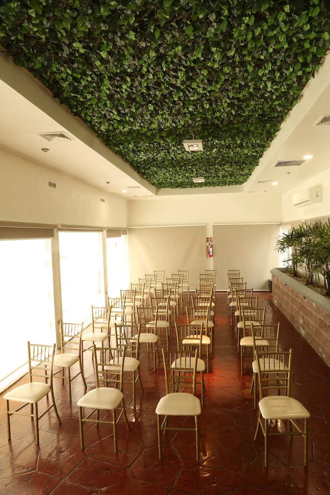 Copper Canyon Boutique Hotel 38/48