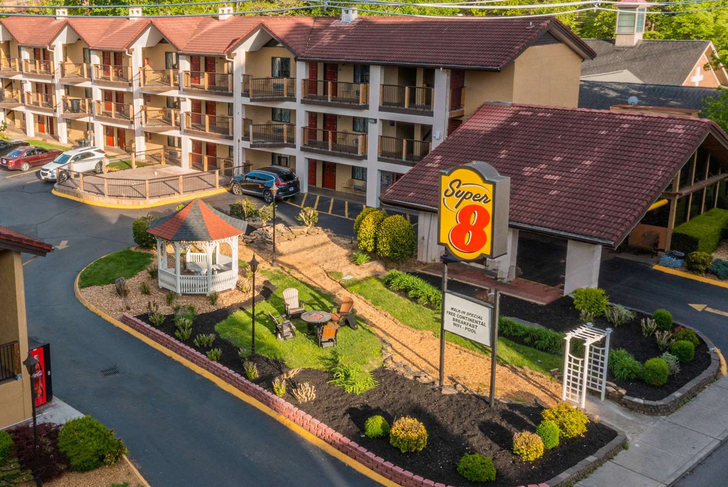 Super 8 by Wyndham Downtown Gatlinburg at Convention Center 6/23