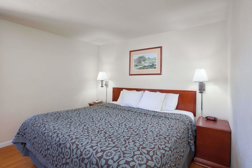Days Inn By Wyndham Orange Anaheim 6/20