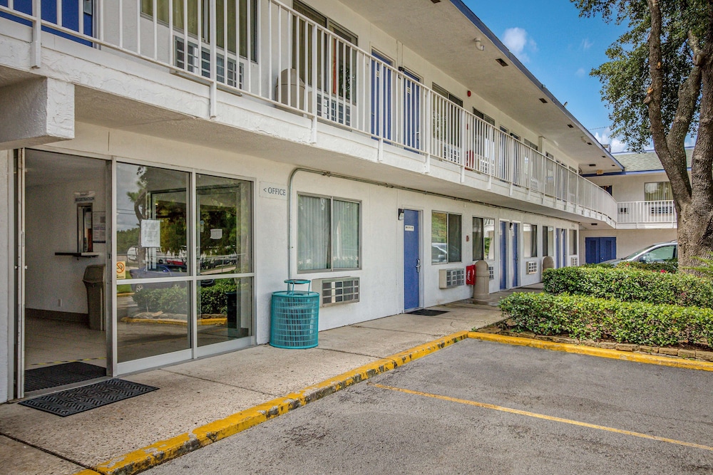 Motel6 Conroe, TX 48/63