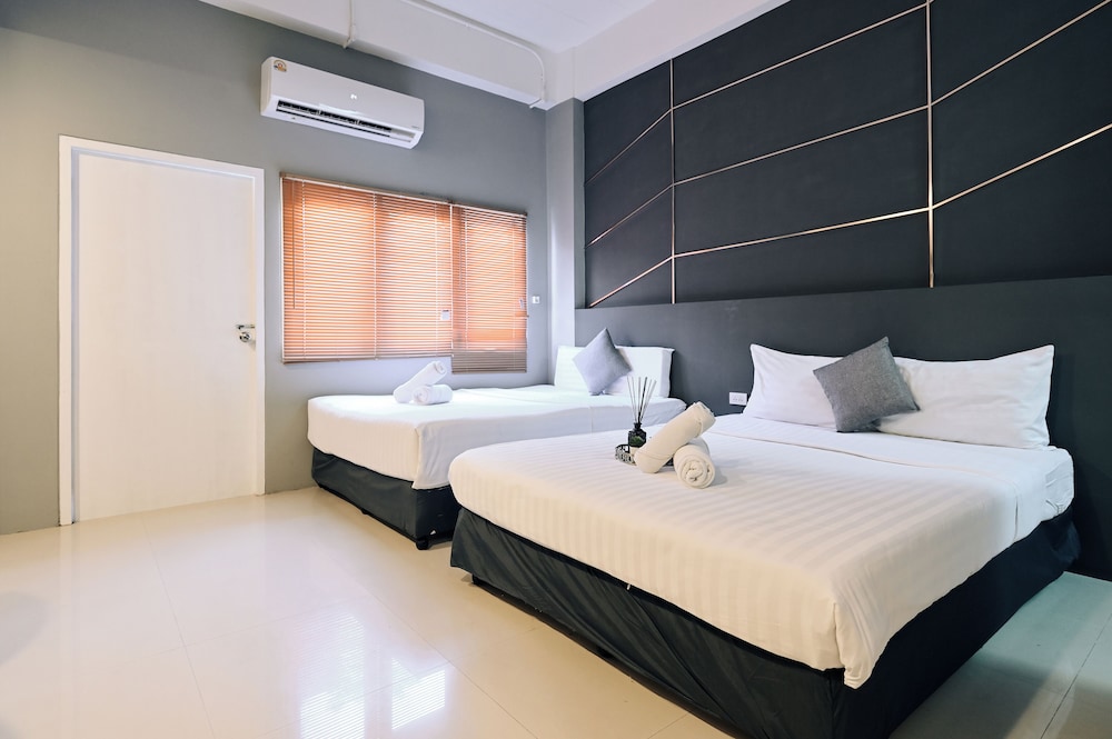 Junior, Family, 2 King Beds, Building 2
