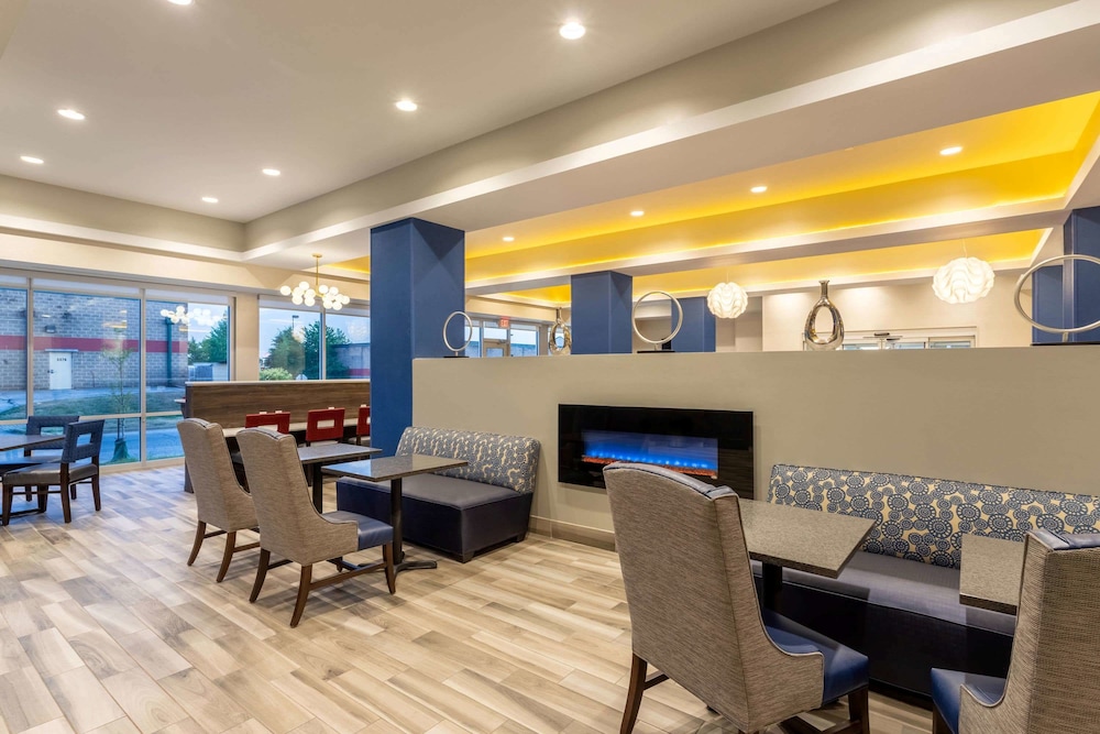 La Quinta Inn & Suites by Wyndham Bloomington 59/64