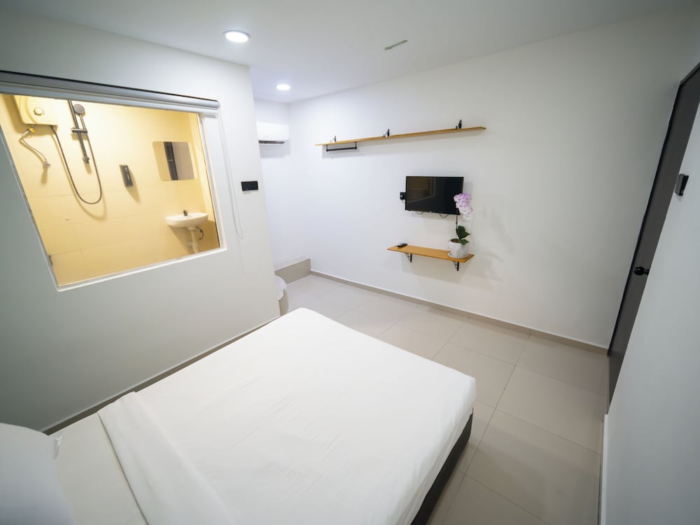 STANDARD, QUEEN BED