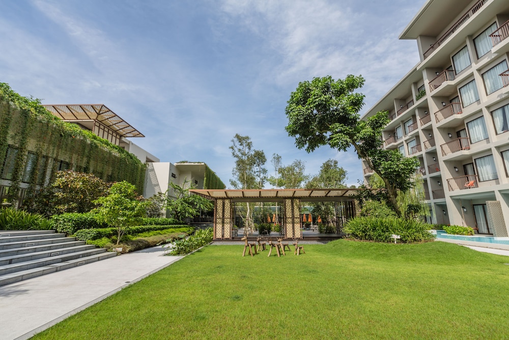 Proud Phuket Hotel 57/60