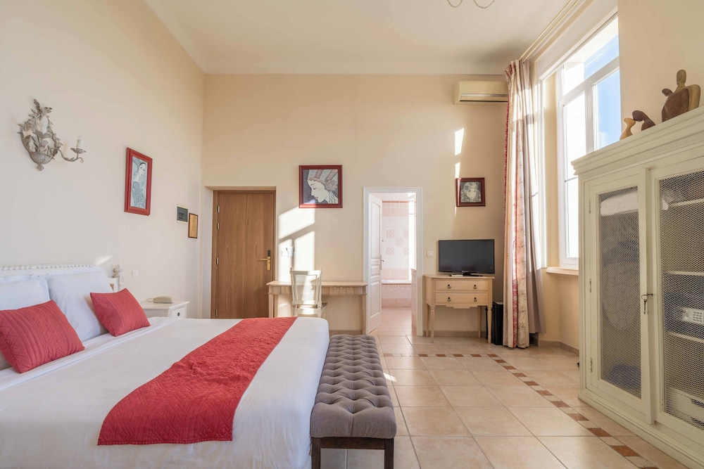 Superior, 1 Queen and 1 Single Bed, Pool or Sea View