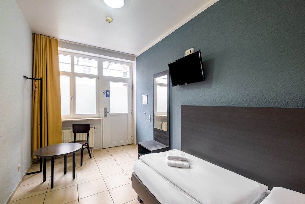ROOM, SINGLE, SINGLE BED