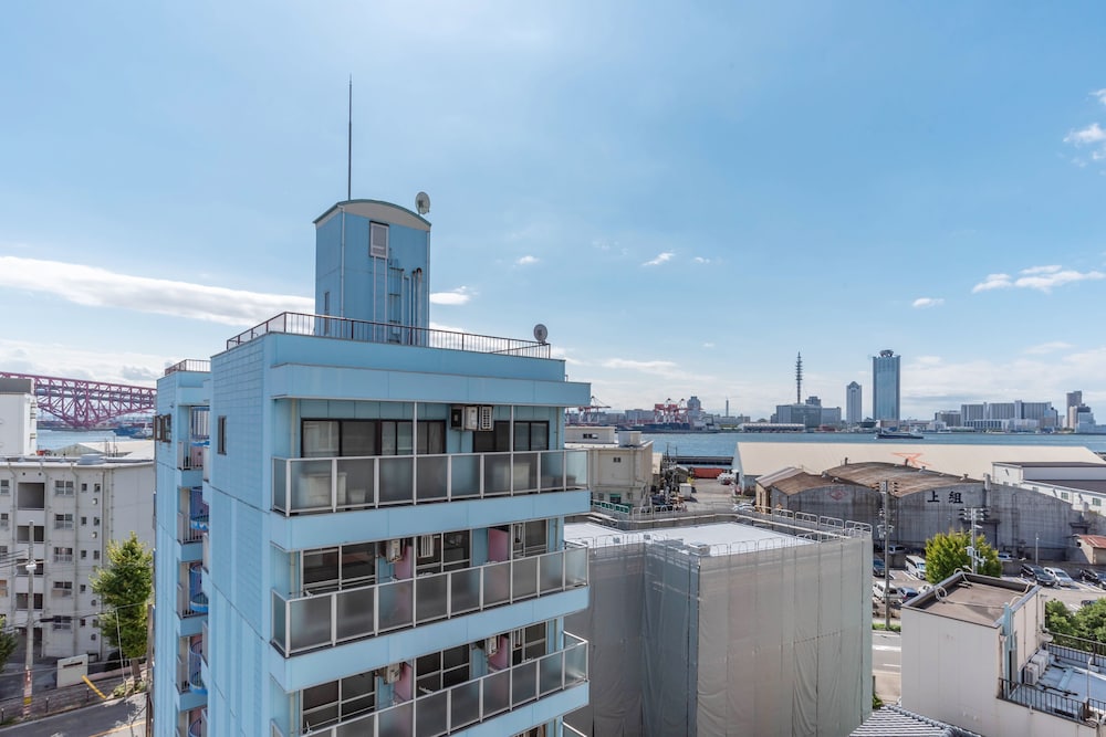 Universal Bay Condominium 4/60