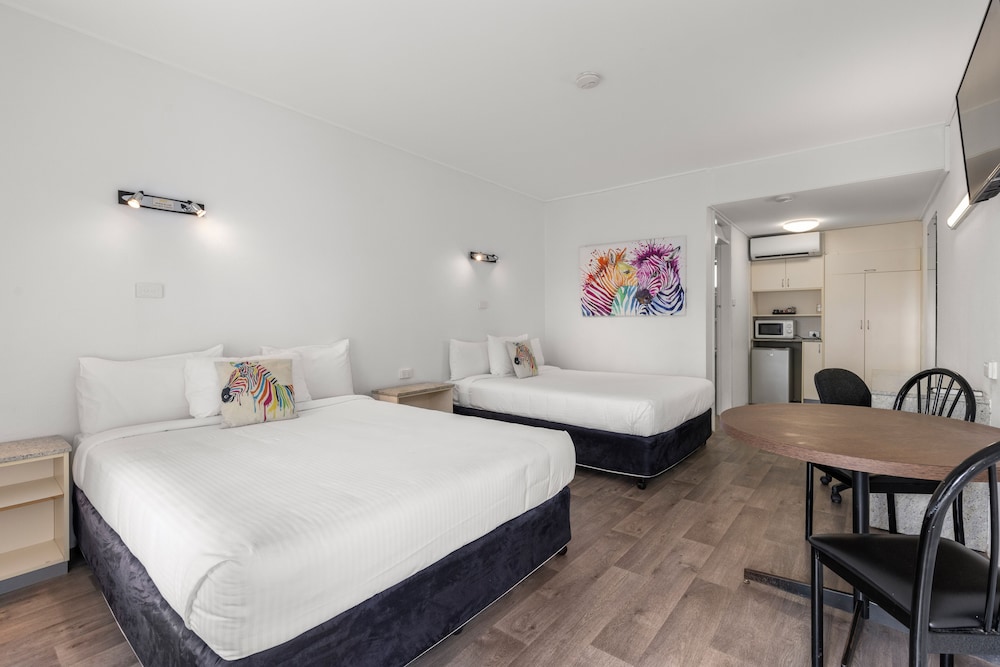 Deluxe, Family, 2 Queen Beds, Pet Friendly