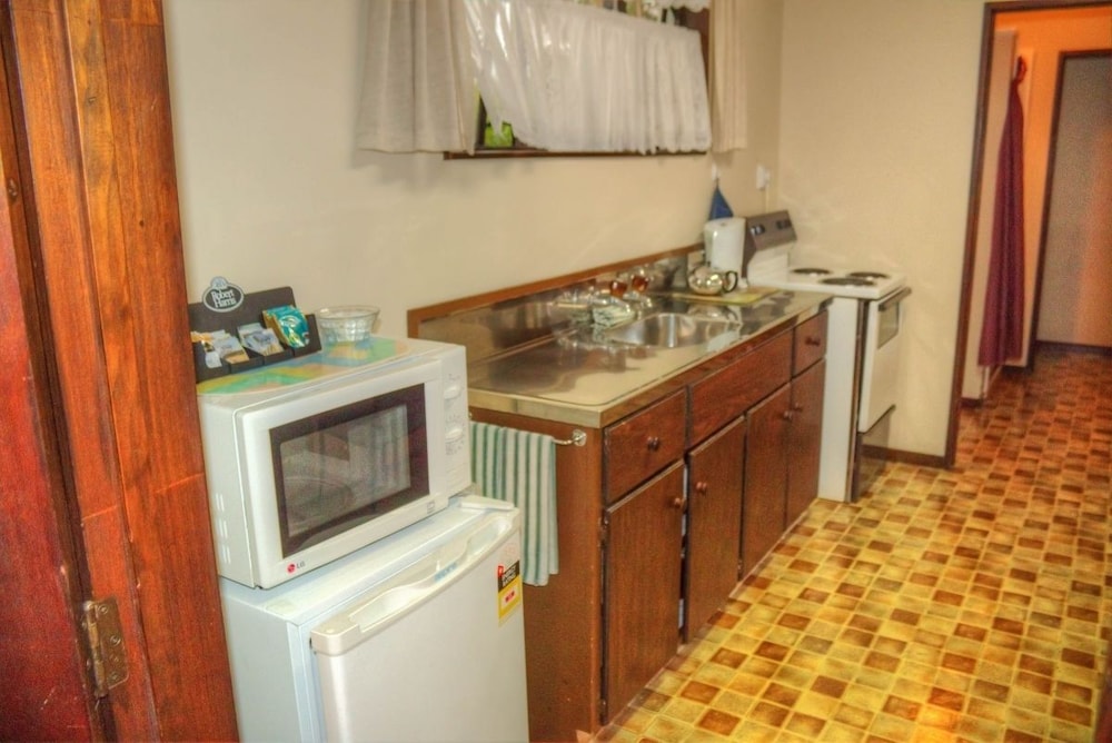Riverside Motel 46/49