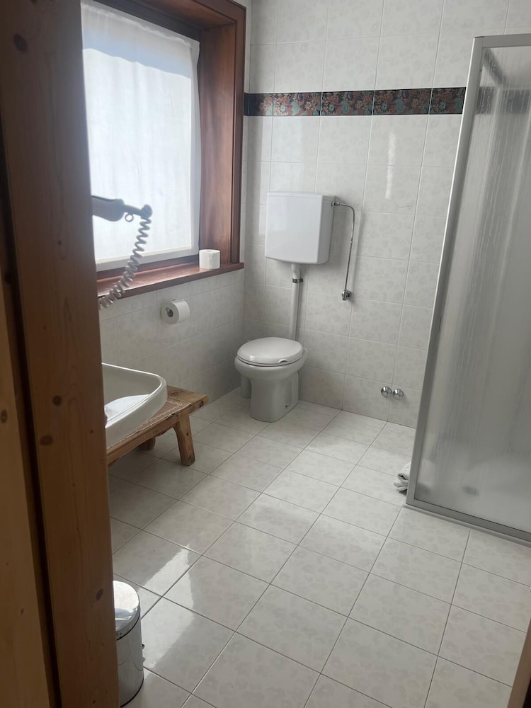 غرفة بسرير كوين مع أريكة، Angelica Hotel 4/4