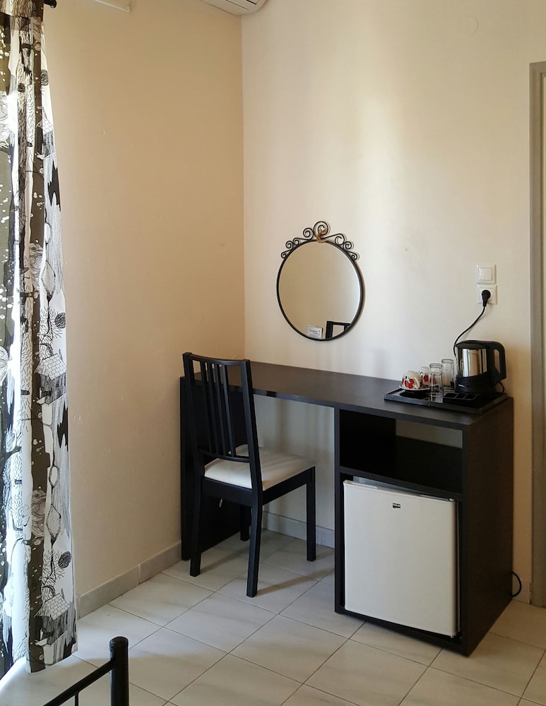 Apostolou Studios 8/37