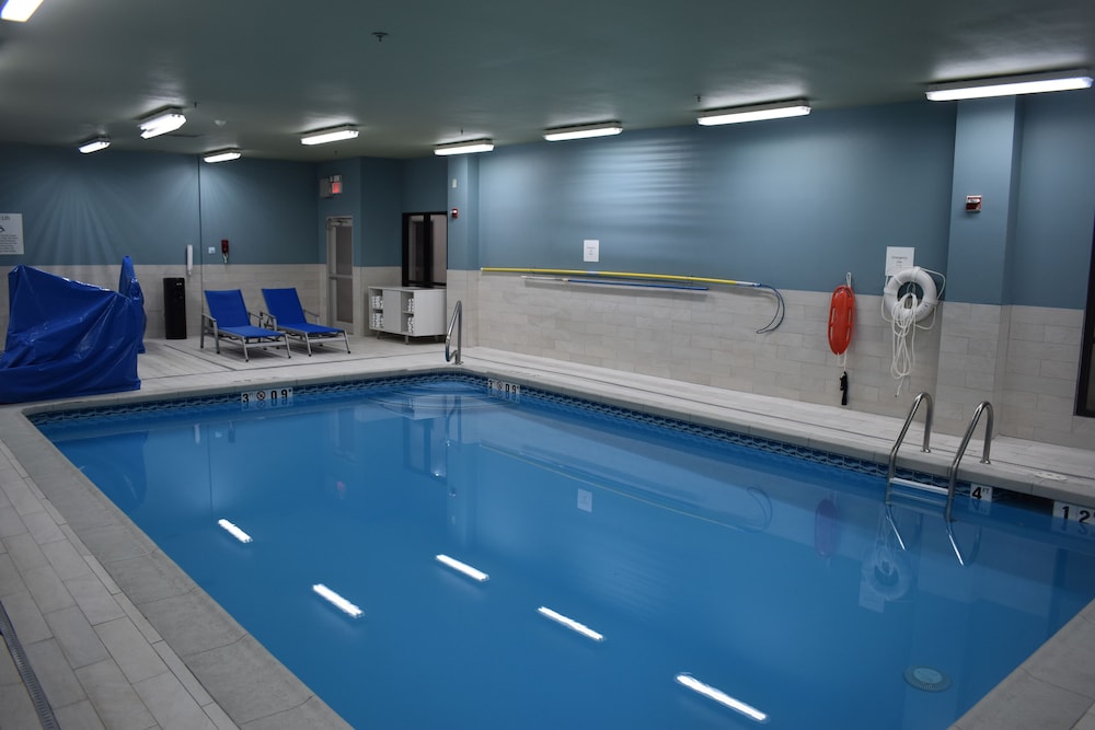 Holiday Inn Express Hotel Suites Mcpherson 3/64