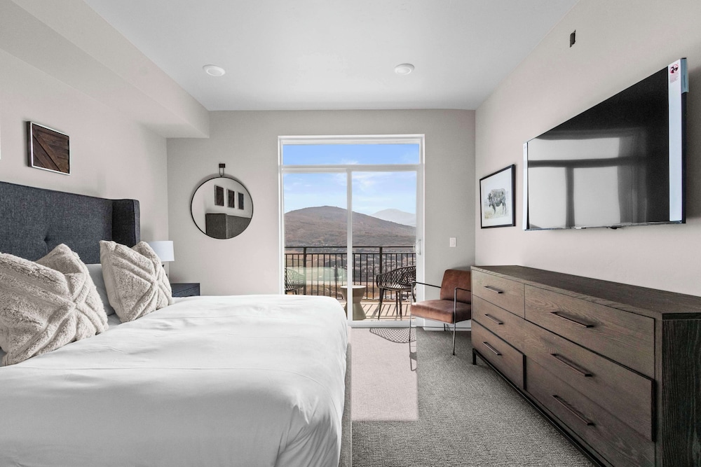 1 BEDROOM, SUITE, KING BED, MOUNTAIN VIEW