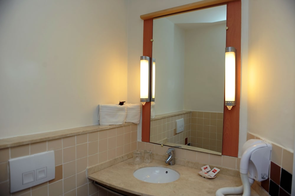 Ibis Tanger City Center 44/45