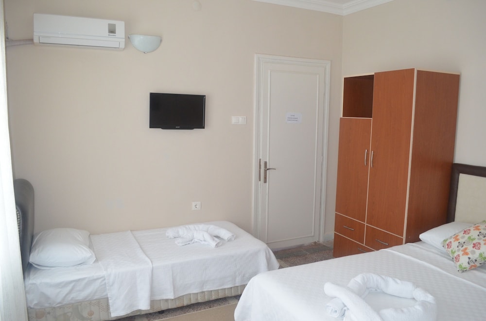 ROOM, 3 KITCHEN