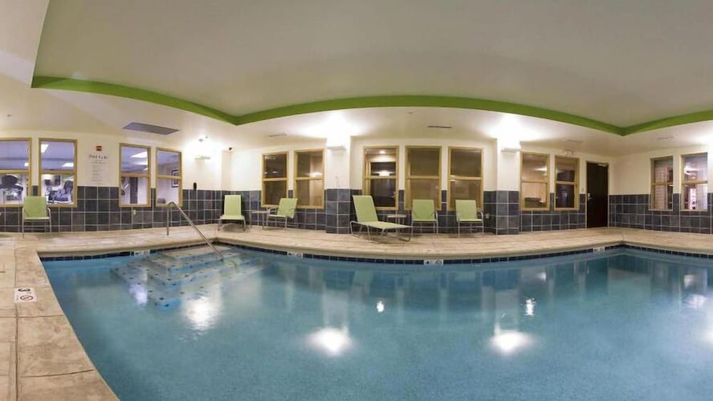 Holiday Inn Express Hotel Suites Newport South 39/79