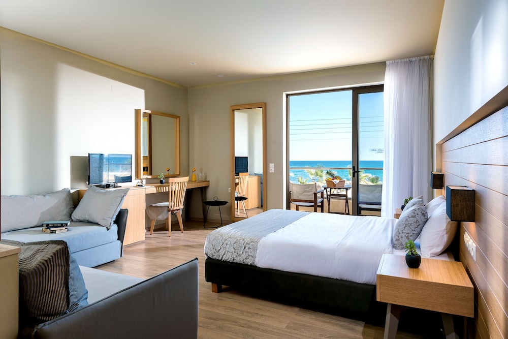 Superior, King Bed, Sea View, Shared Pool