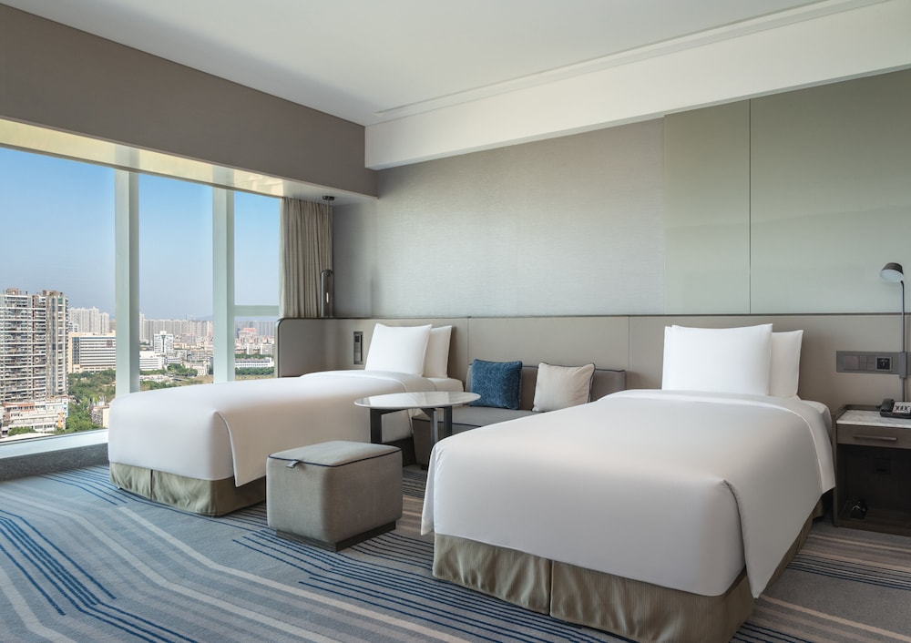 غرفة قياسية بسريرين منفصلين مع دخول صالة النادي، Crowne Plaza Xiamen Jimei, An Ihg Hotel 2/5