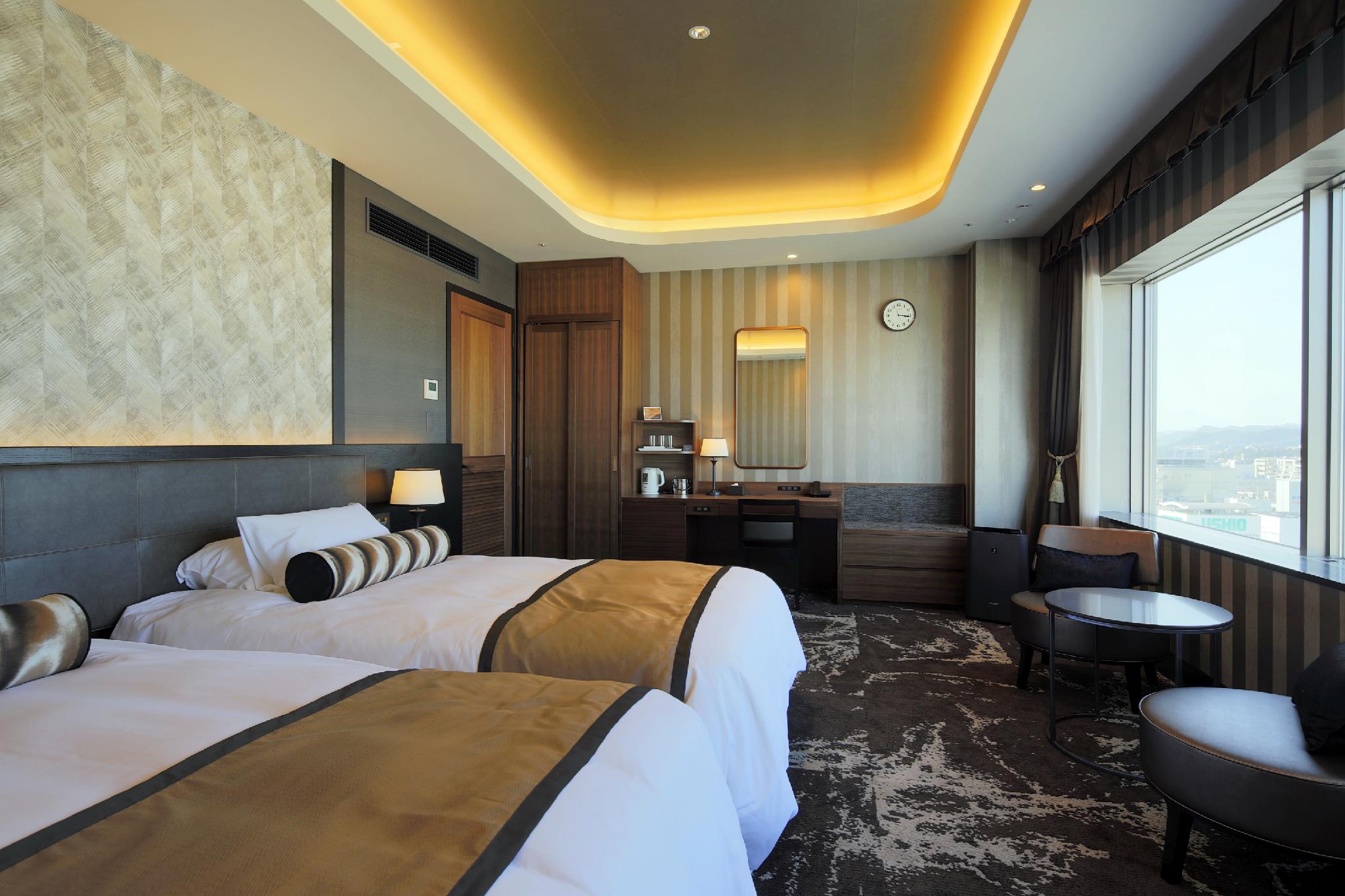Deluxe, Twin Beds, Night View