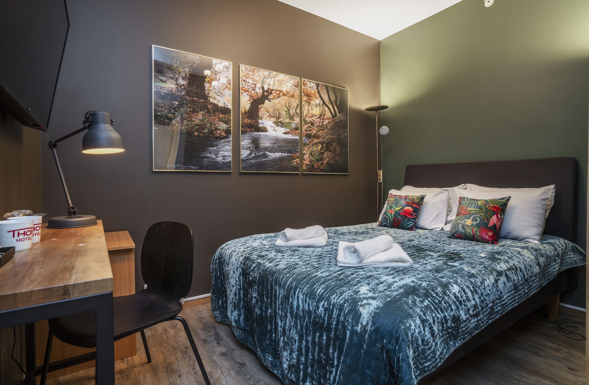 MODERATE, DOUBLE BED, NO WINDOW