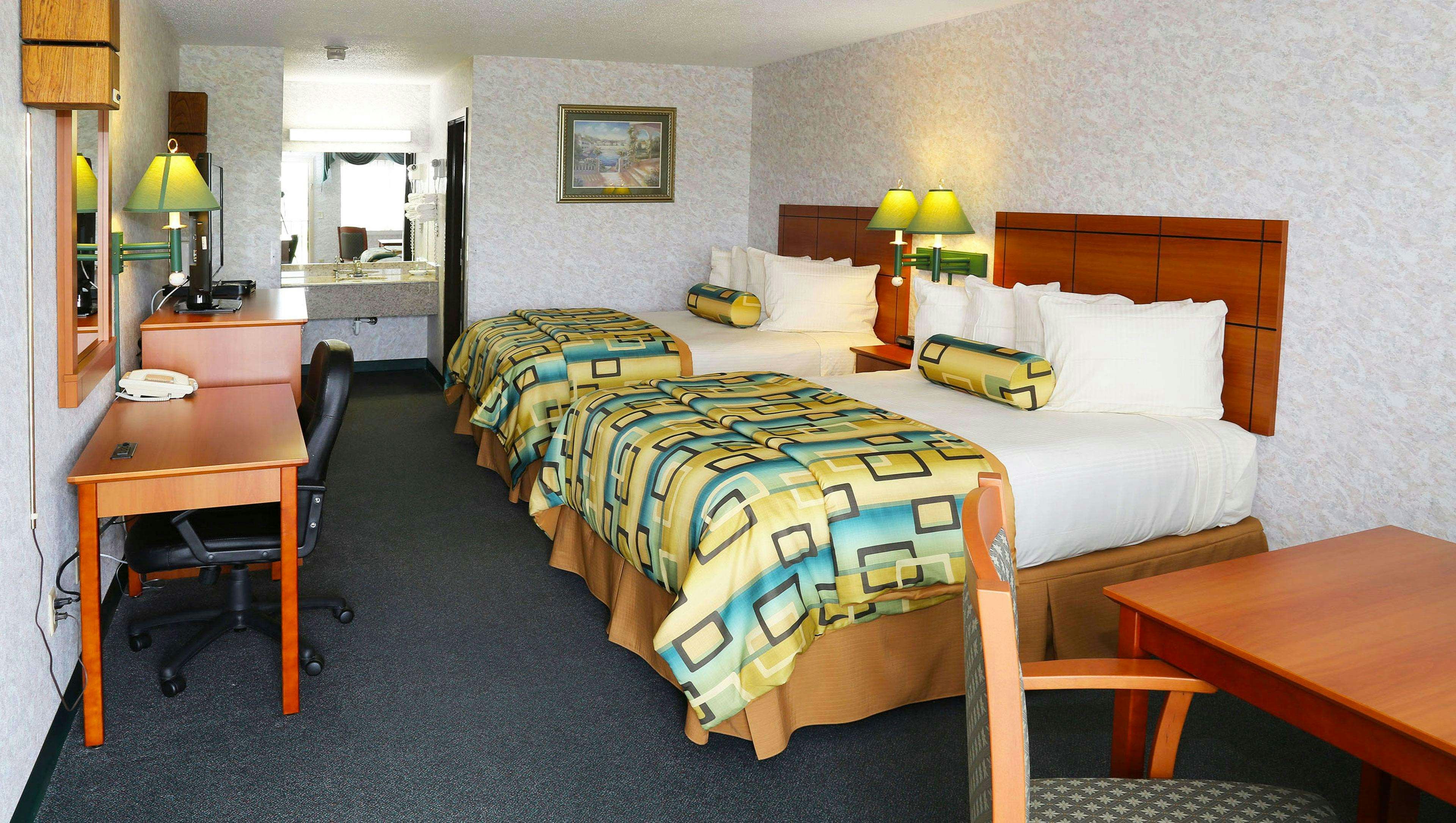 غرفة بسريرين كوين، Magnuson Hotel Howell/Brighton 2/3