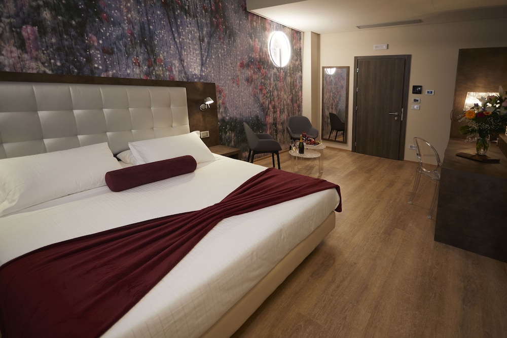 WELLNESS, DELUXE, KING BED, SAUNA
