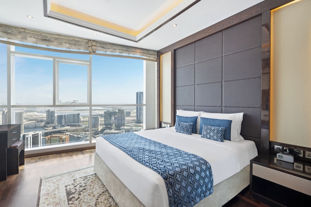 3 Bedrooms, Diplomat, Suite, Queen Bed