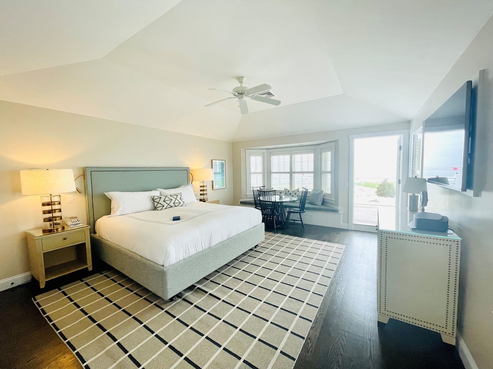 Beach House, Suite, King Bed